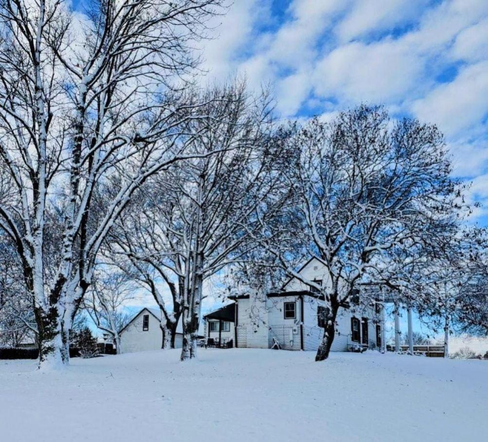 1908 Modern Farmhouse On Large Private Treed Lot Shawnee Extérieur photo